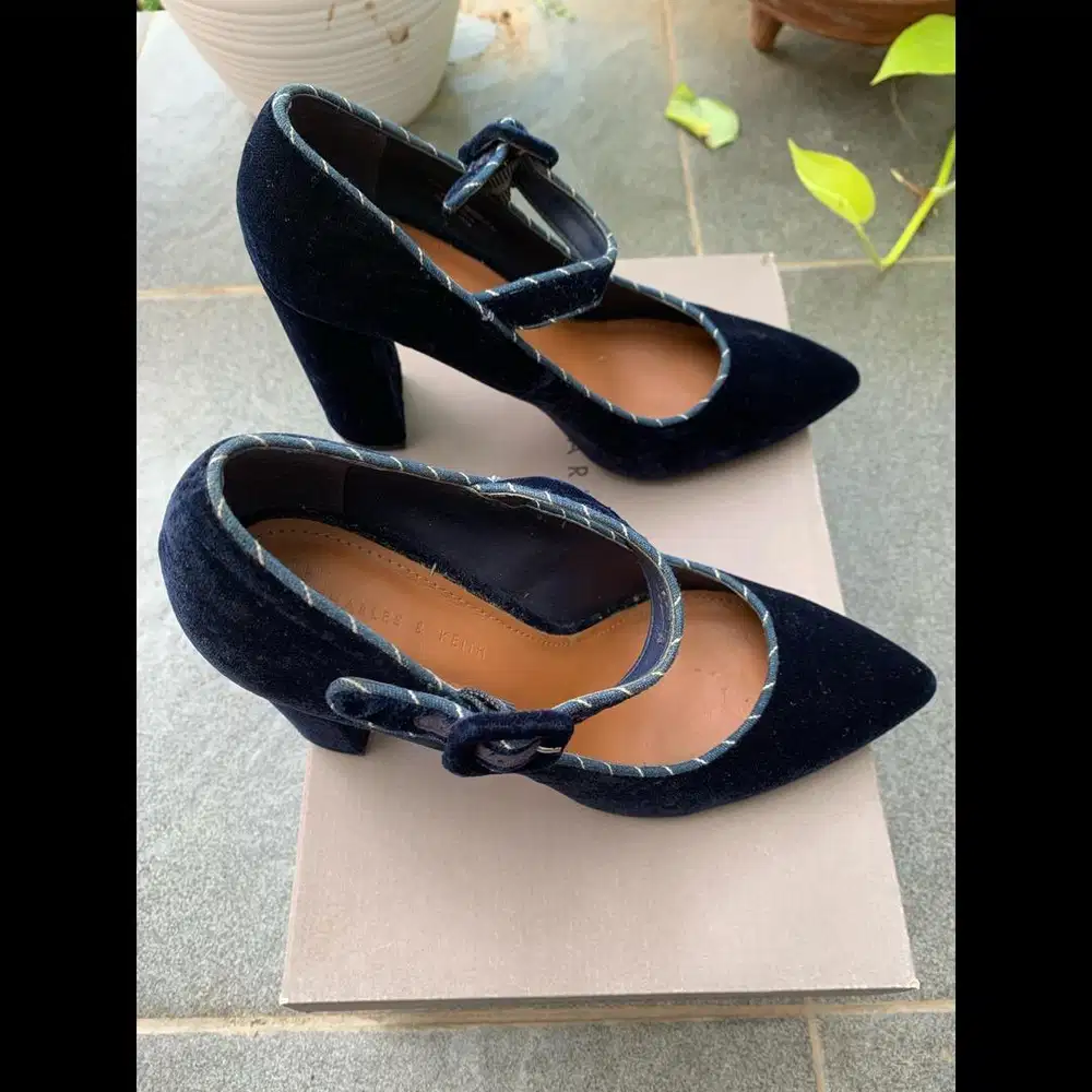 Sepatu Charles and Keith original bekas