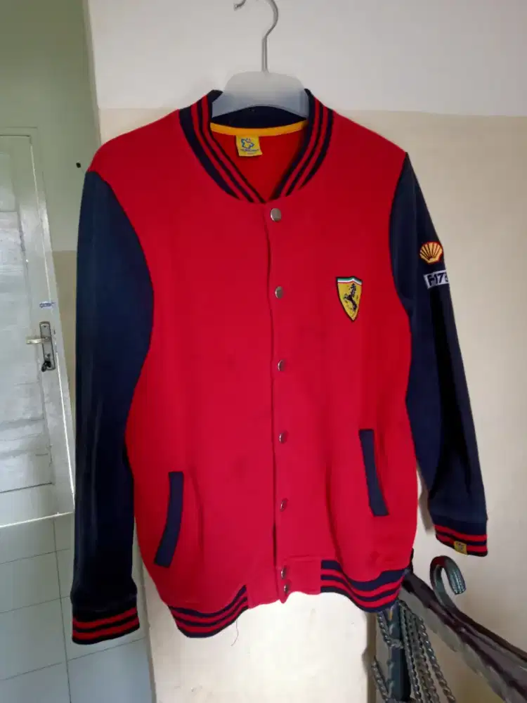 Varsity Ferarri merah size m