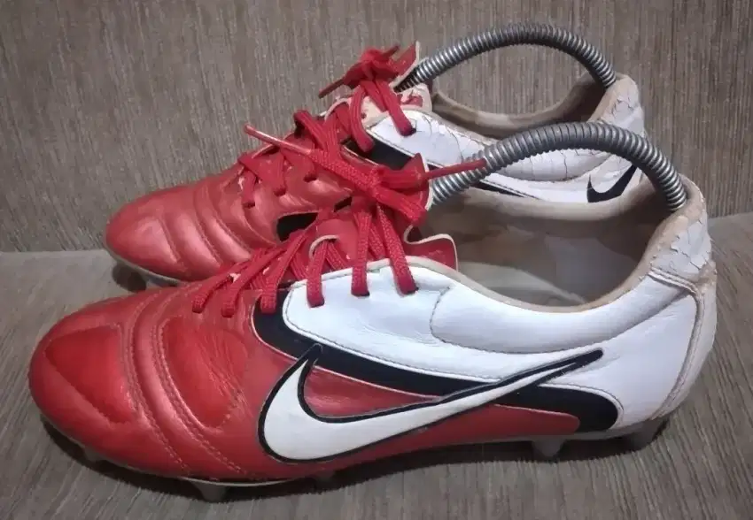 Sepatu bola nike CTR360 red