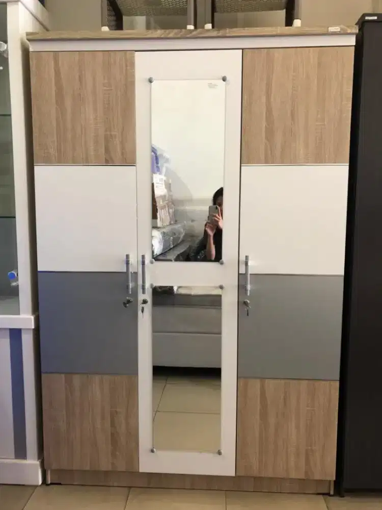 Lemari Pakaian 3 Pintu Minimalis / Lemari Baju 3 Pintu Minimalis 149