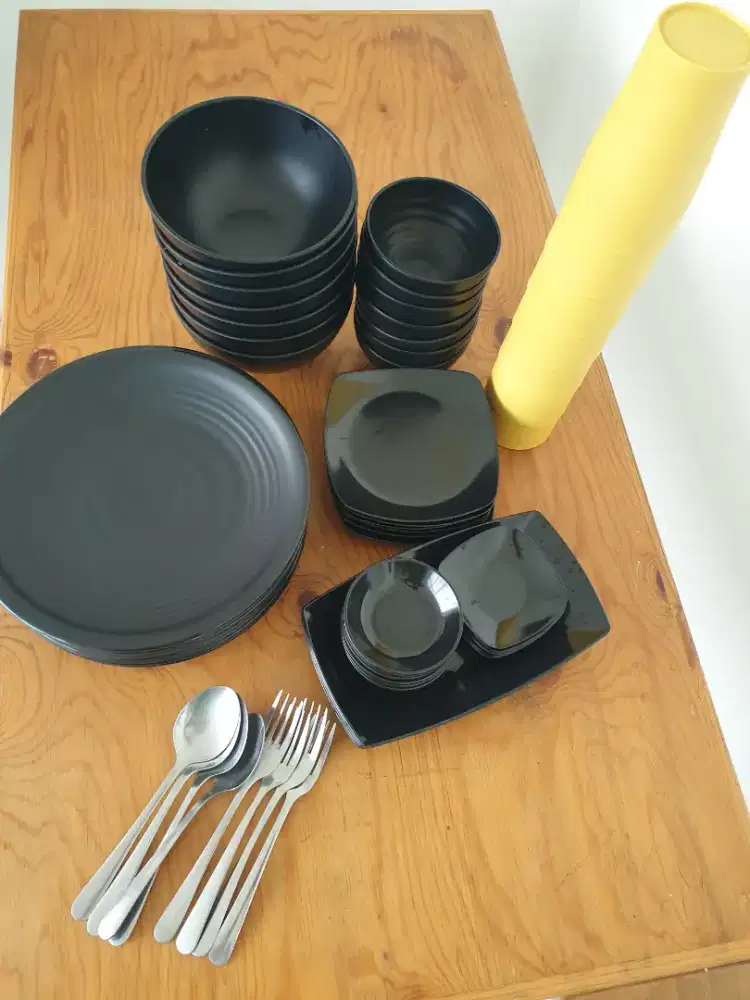 Piring. Mangkok. Tempat saos. DLL