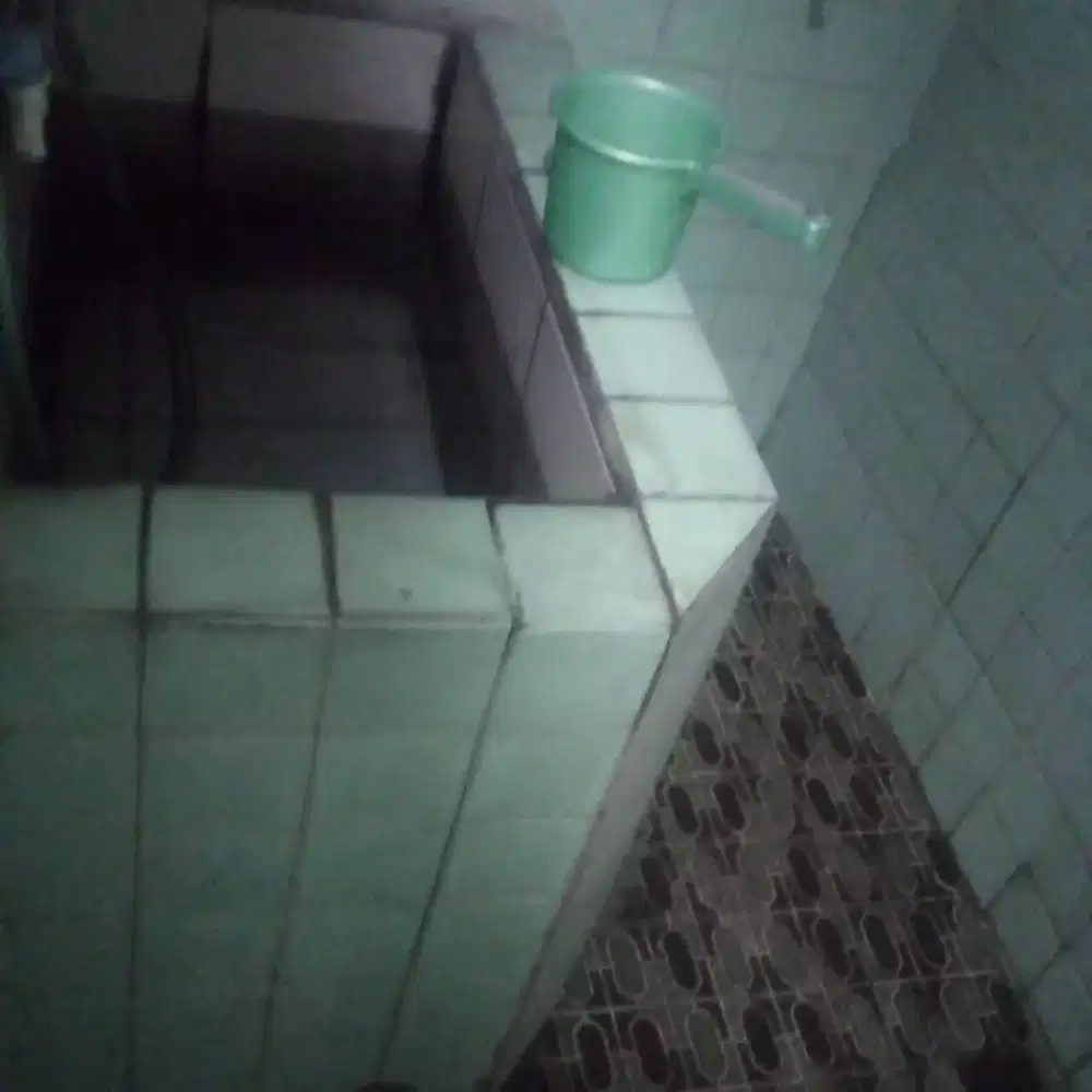 Kamar Mandi Berwarna Kecoklatan Jadi Bersih
