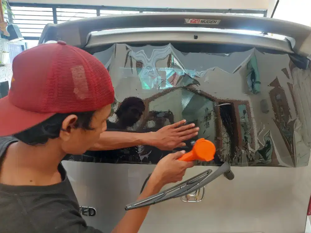 ganti dan pasang kaca film mobil bisa ke lokasi anda