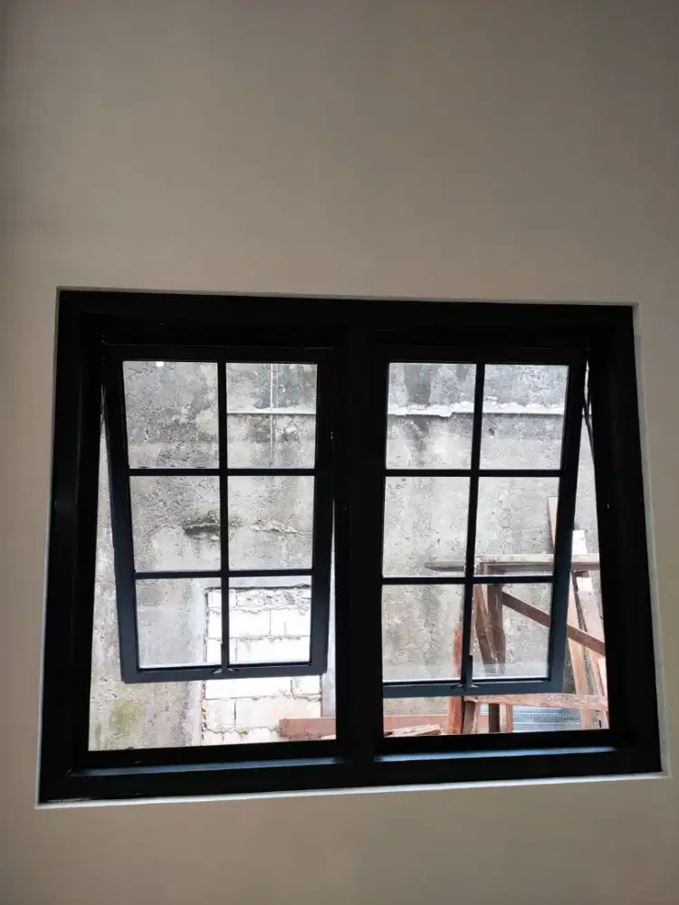 Kusen aluminium jendela jungkit