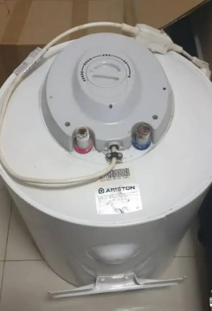 Water heater listrik merk ariston 50liter(secend)