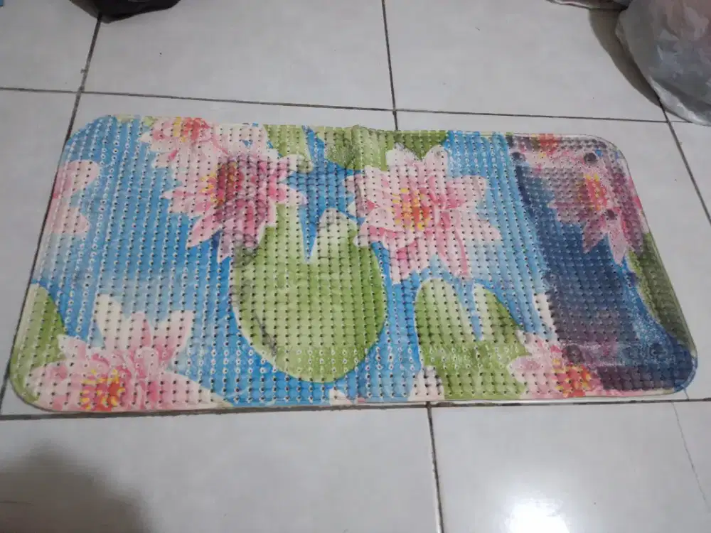 Keset kaki anti slip ada 2, 70×35 dan 50x59motif bunga,kondisi ok,nego