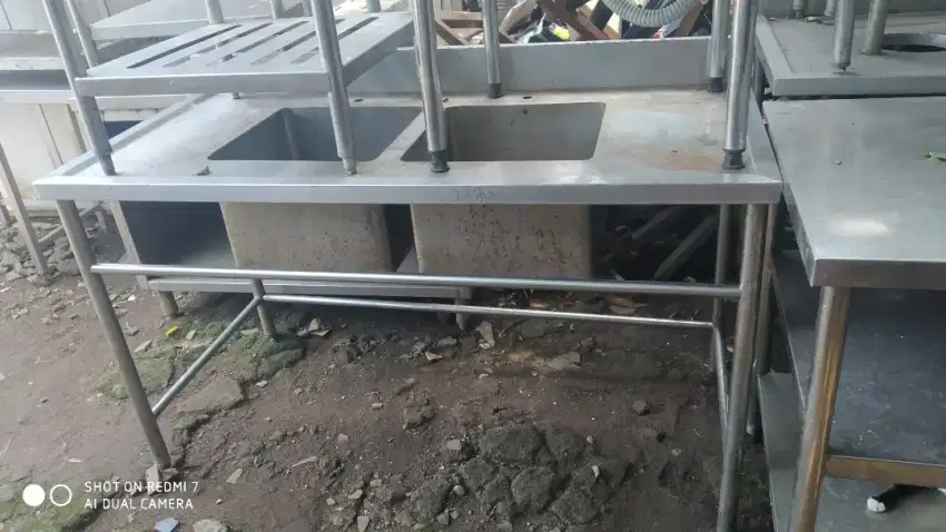 Double sink atau tempat cuci piring