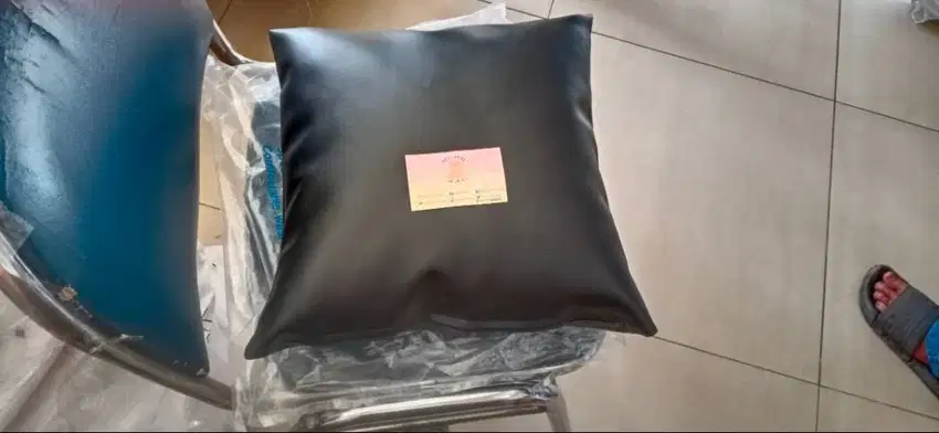 Bantal Kursi Sarung Kulit Hitam