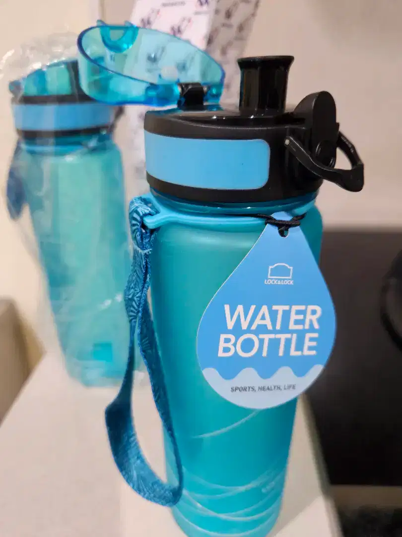 Dijual murah, botol minum lock&lock.sisa 2 pcs. kondisi baru.