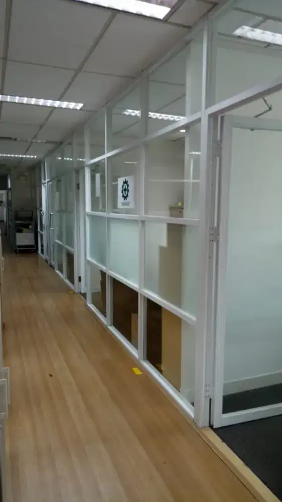 Partisi kaca alumunium