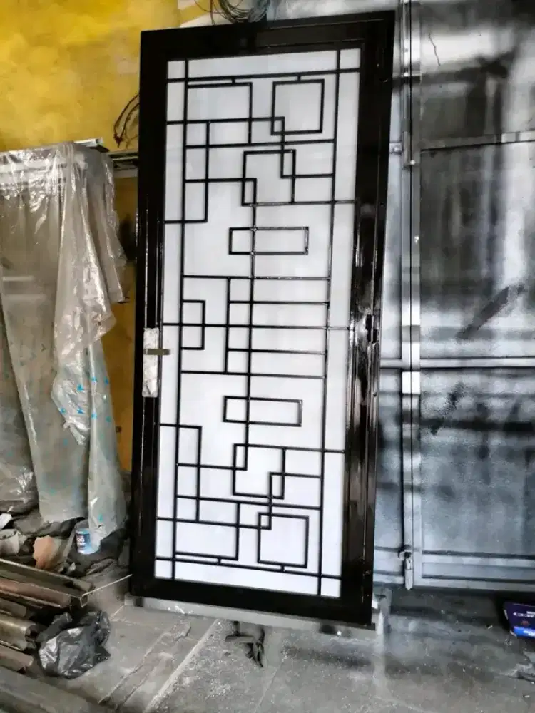 Tralis pintu moderen