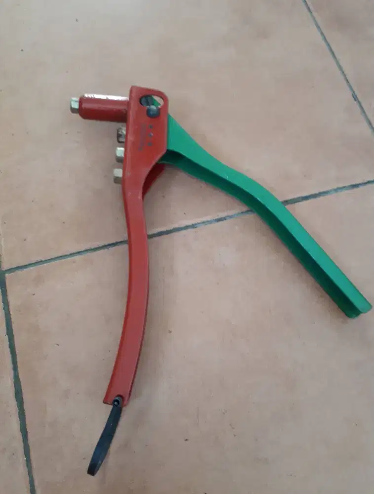 Hand riveter red/green (A-726B)