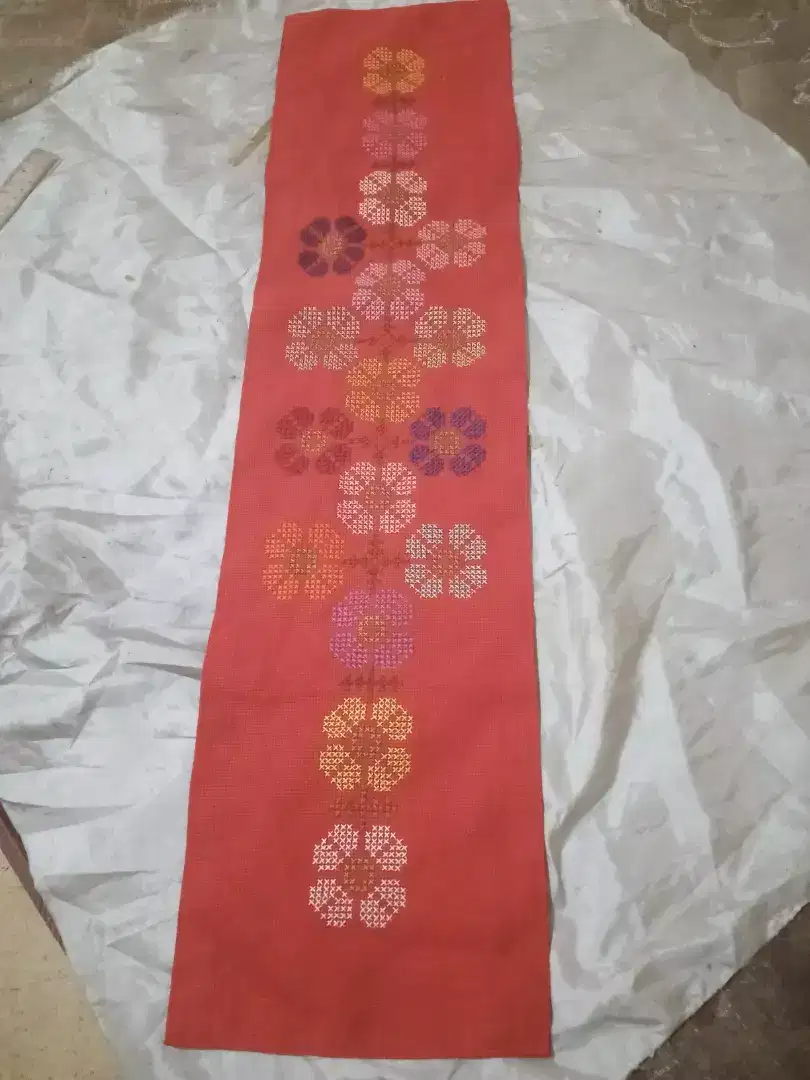 Taplak sulam kristik motif bunga pada Kain merah by vintage