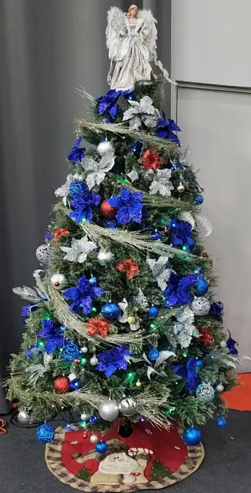 Pohon Natal dengan aksesoris