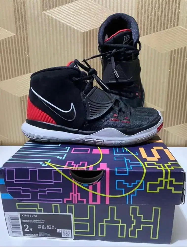 Sepatu basket anak Nike Kyre 6 BRED