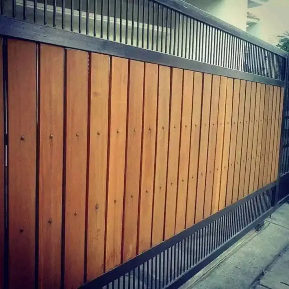 pagar minimalis kombinasi grc wodplang motif kayu warna coklat muda