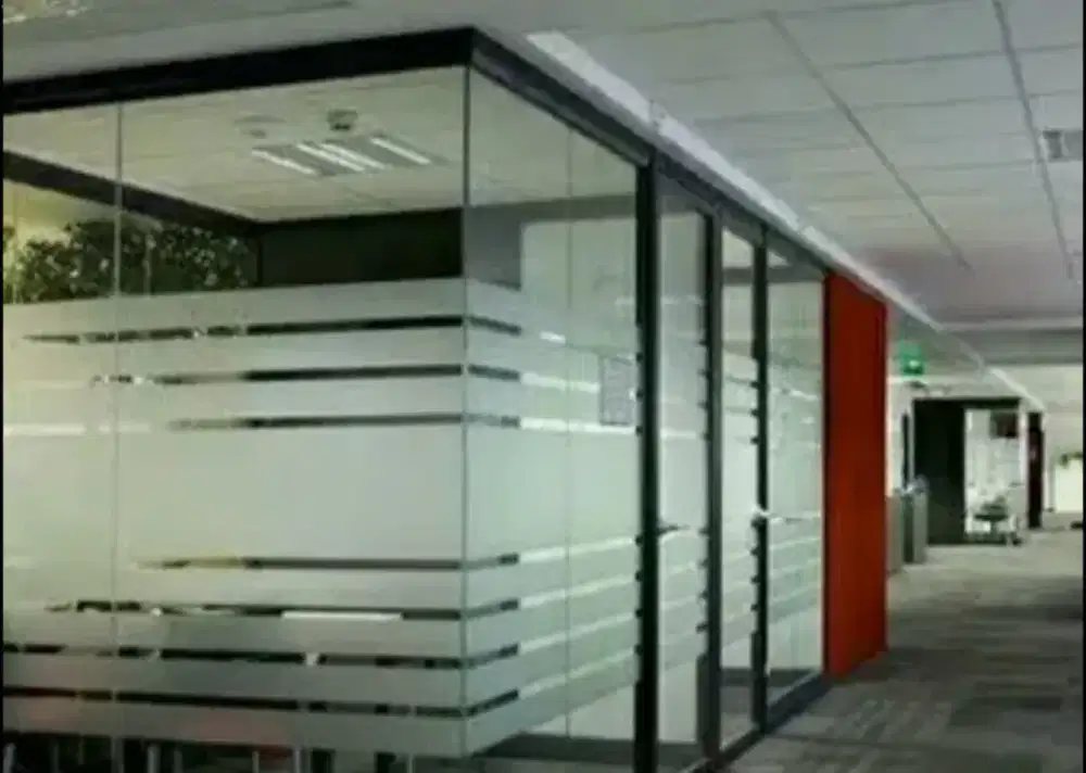 Sentuhan stiker sanblas dan kaca film kantor terlihat manis