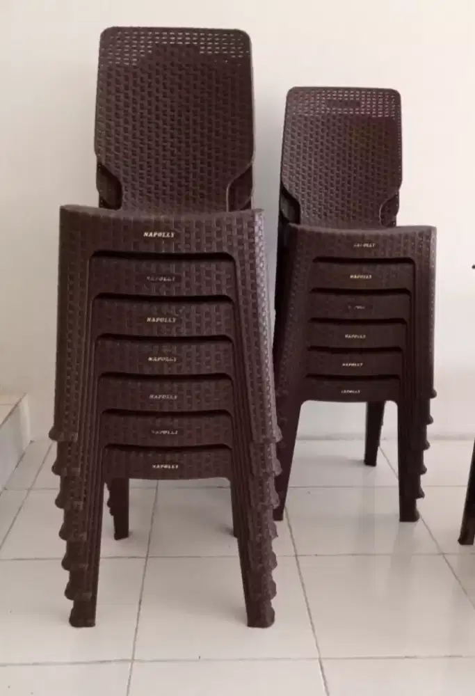 KURSI PLASTIK COKELAT TUA NAPOLLY 2R3
