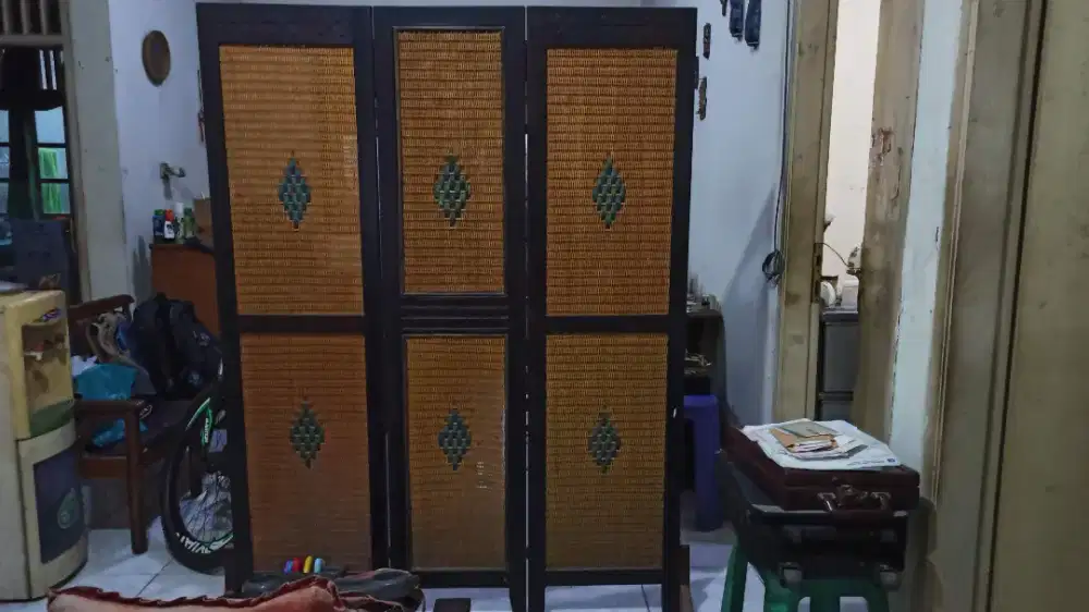 Partisi Sekat Kayu Motif Rotan