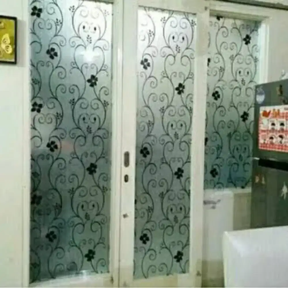 Kitchen set bisa dipasang stikerSanblas atau kaca film