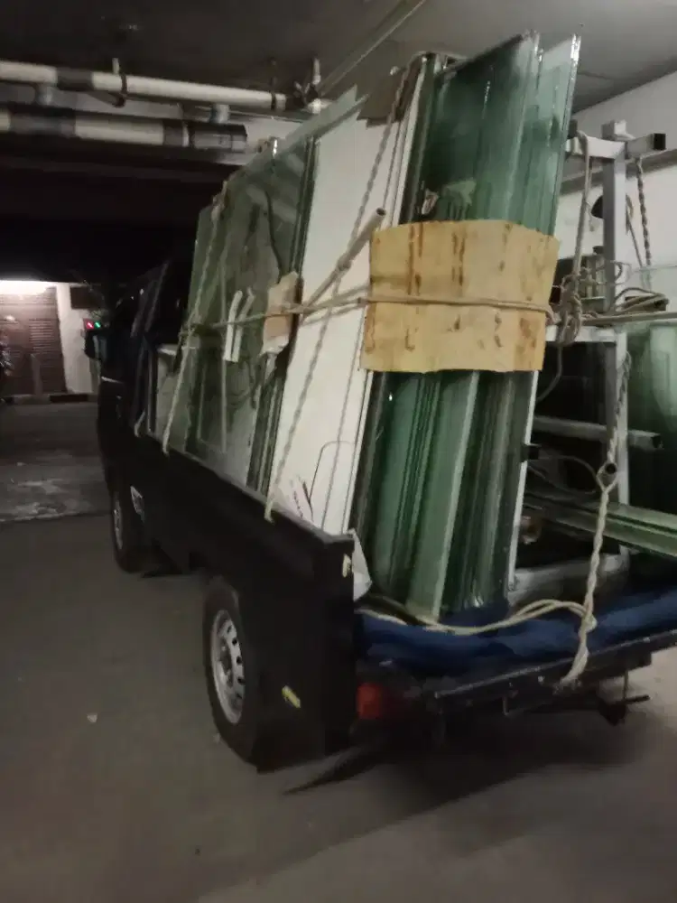 Kaca bekas bungkaran gedug