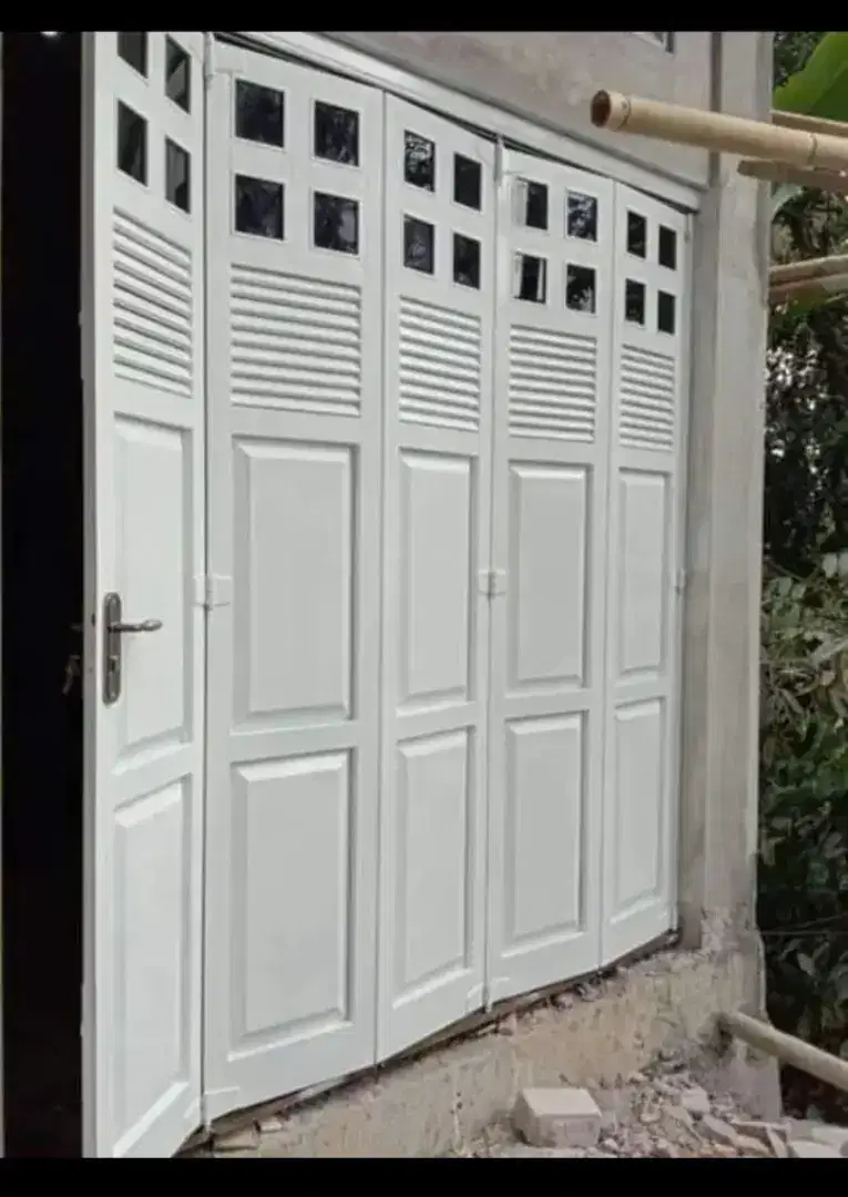 Pintu garasi lipat