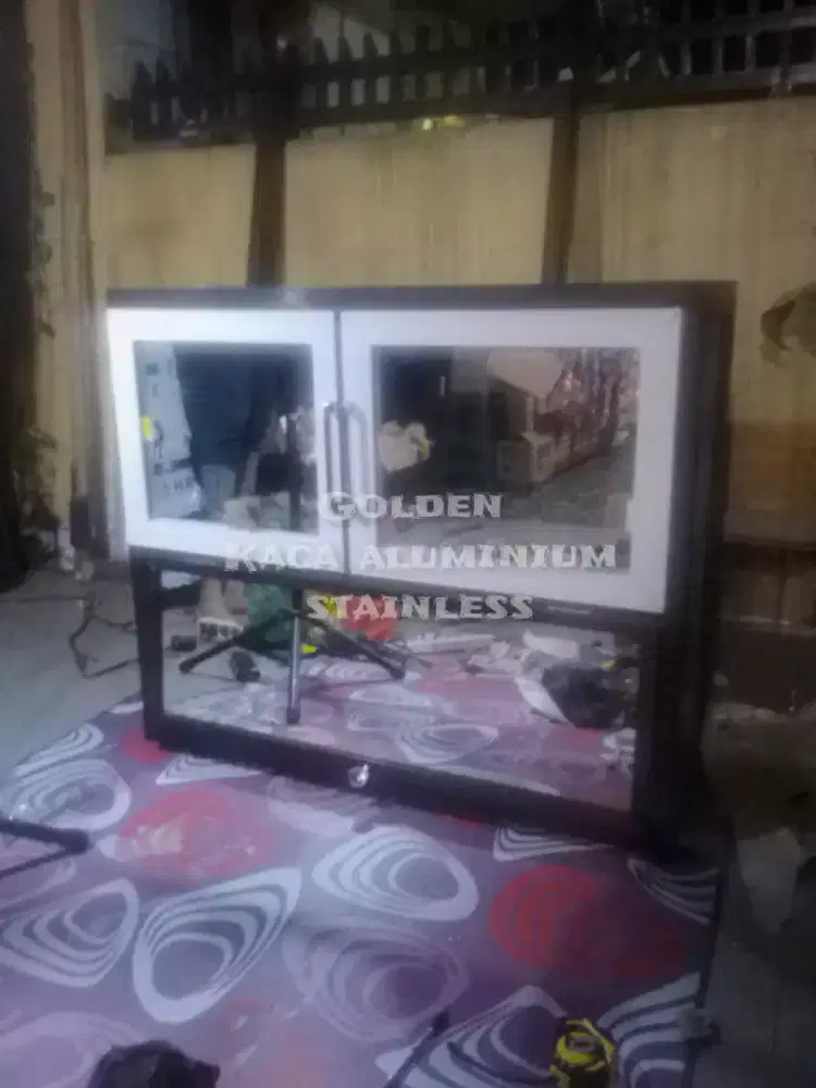 Kaca alumunium dan stainless