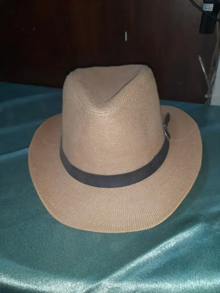 Topi cowboy bisa untuk golf atau santai