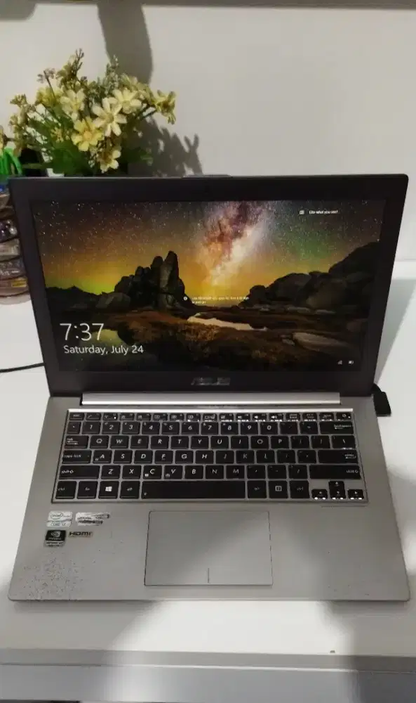 Laptop Asus super tipis