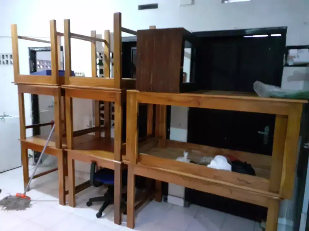 Dibeli terus meja dan kursi bekas warung makan