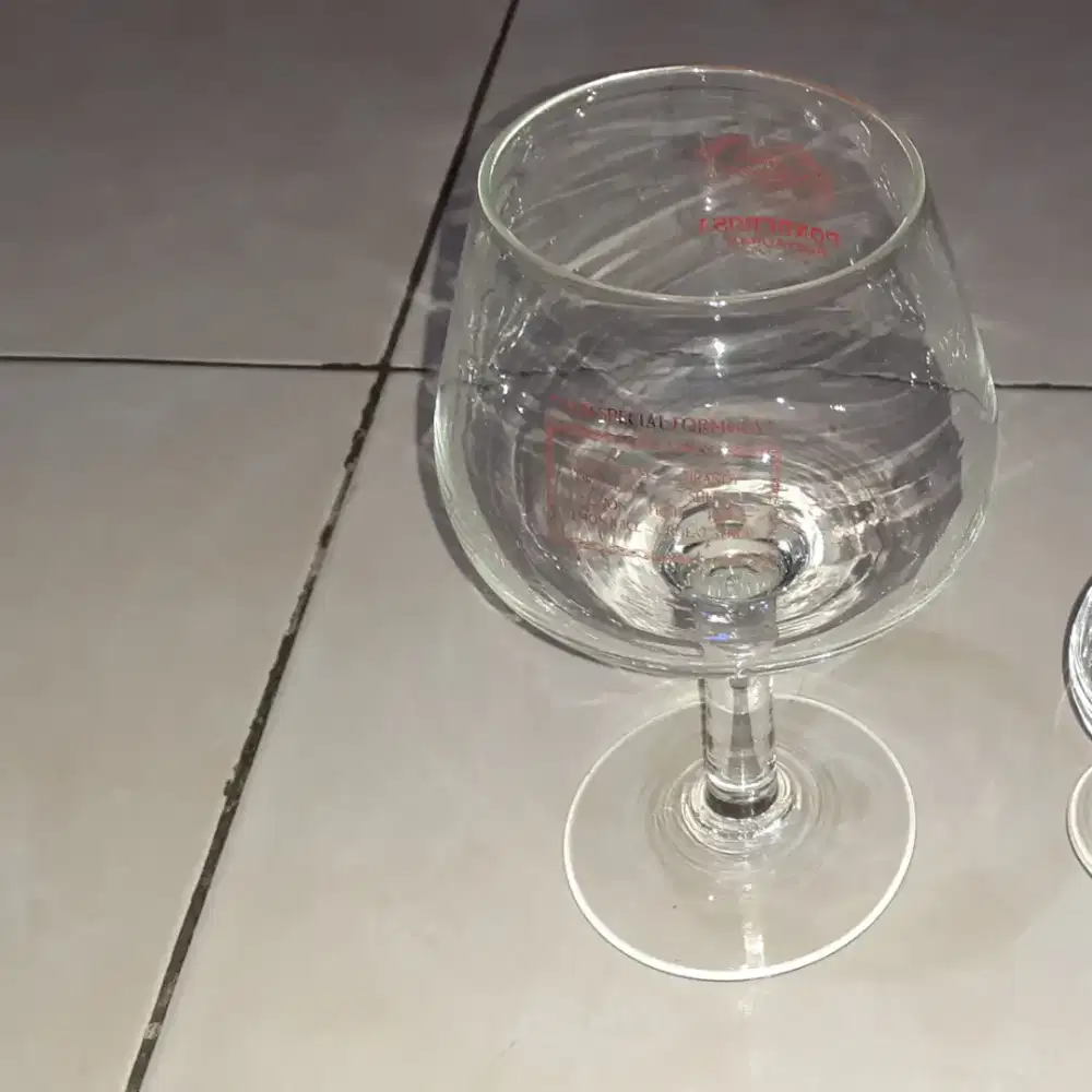 Gelas wine besar dan kecil asli,  L12cm dan L6cm, kondisi ok, nego