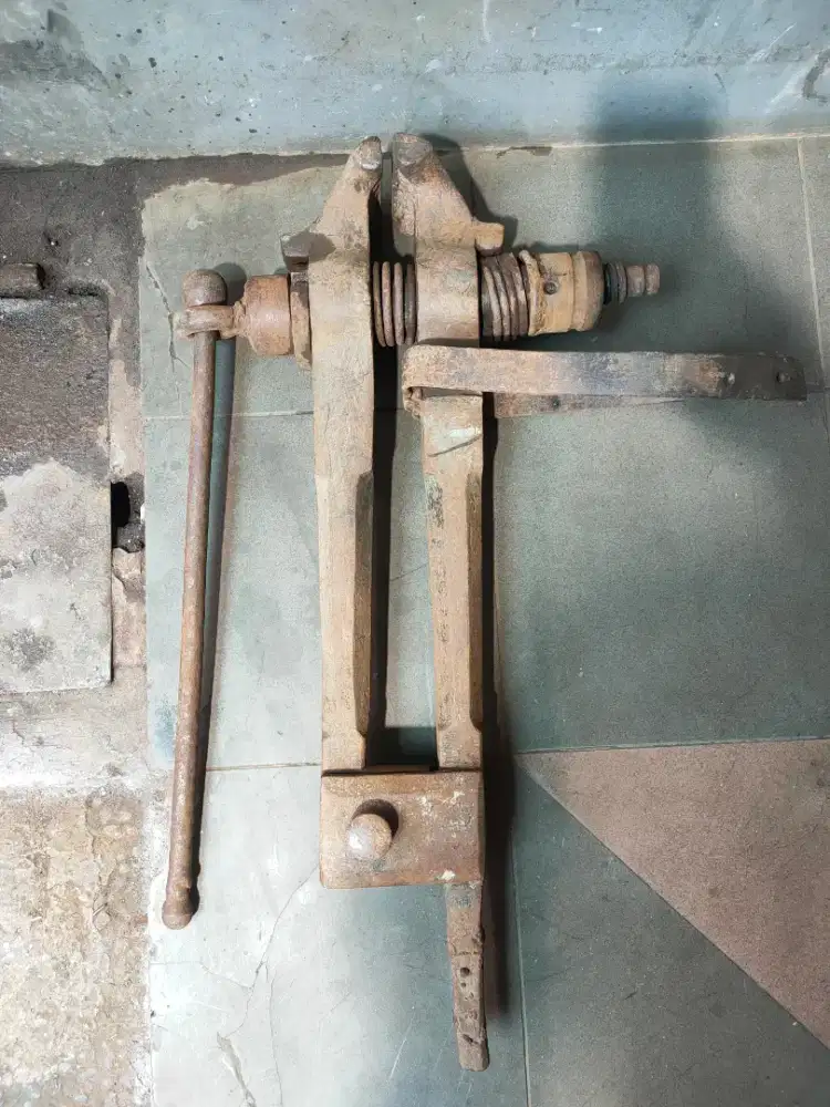 ragum catok tanam berdiri