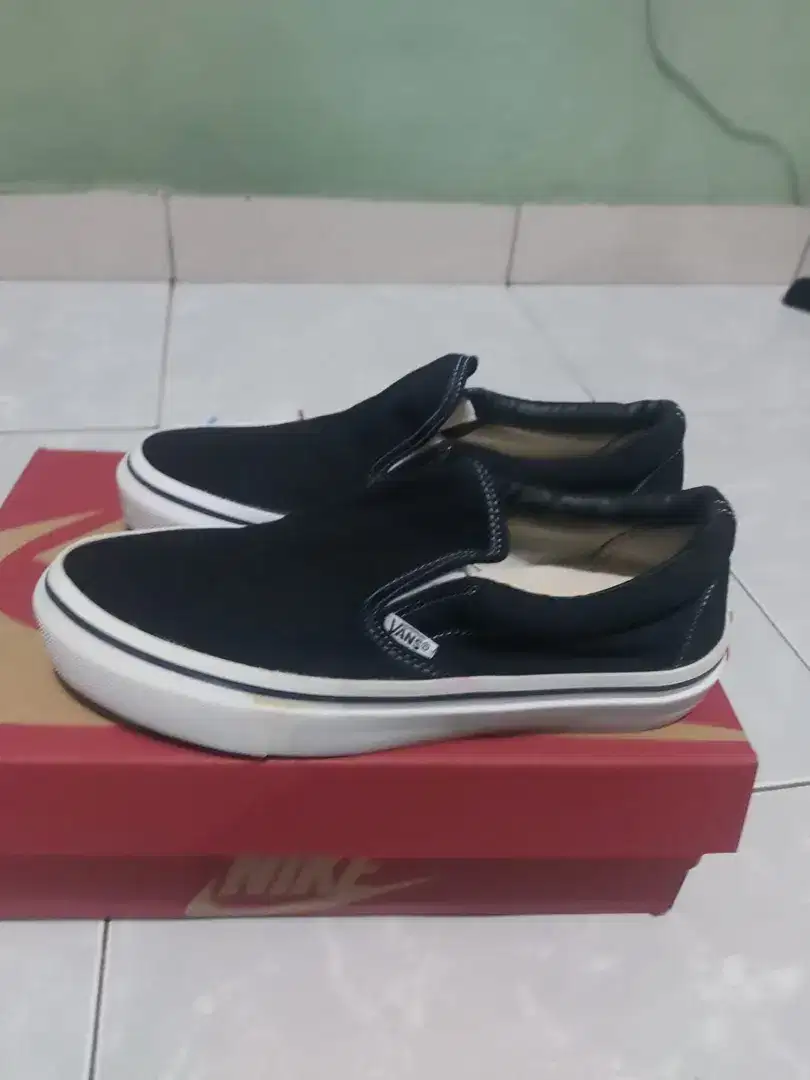 Sepatu kasual vans slip on