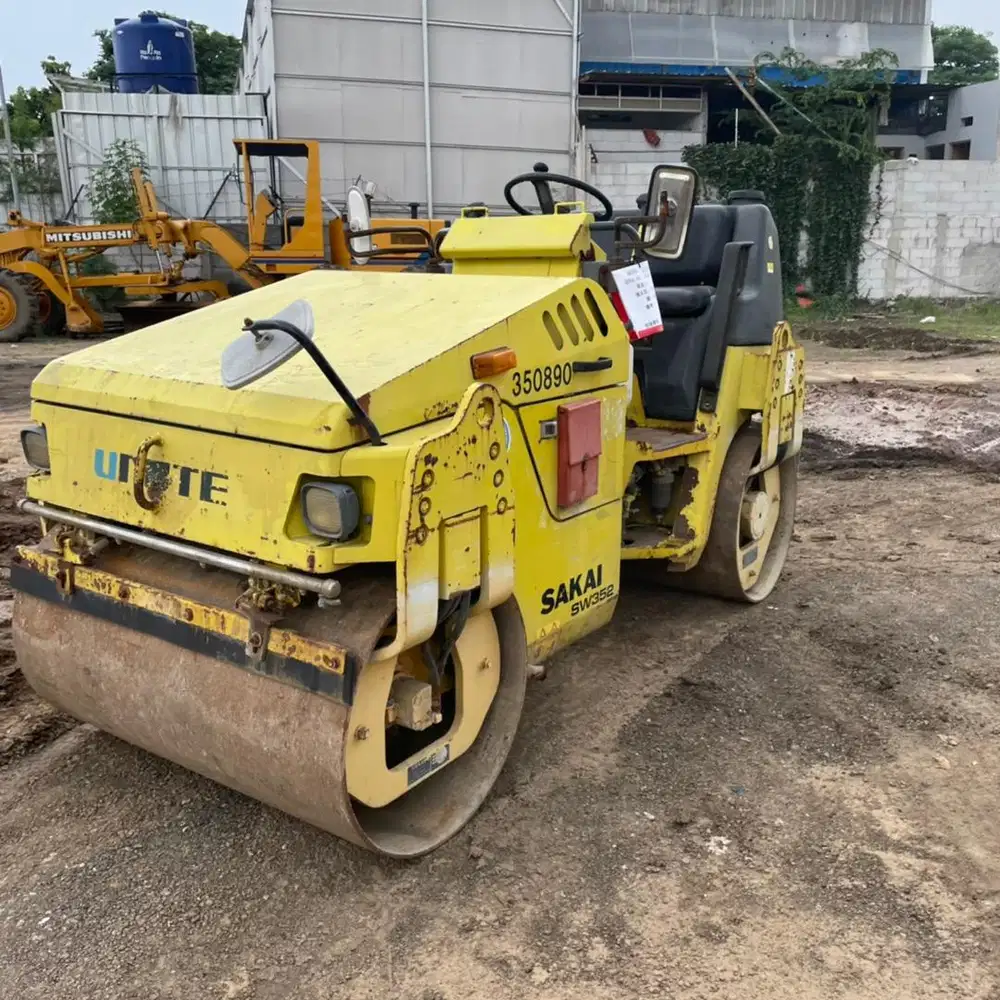 Dijual !  Tandem Roller Sakai SW352-1. Kap 3-4 Ton. Ex Japan