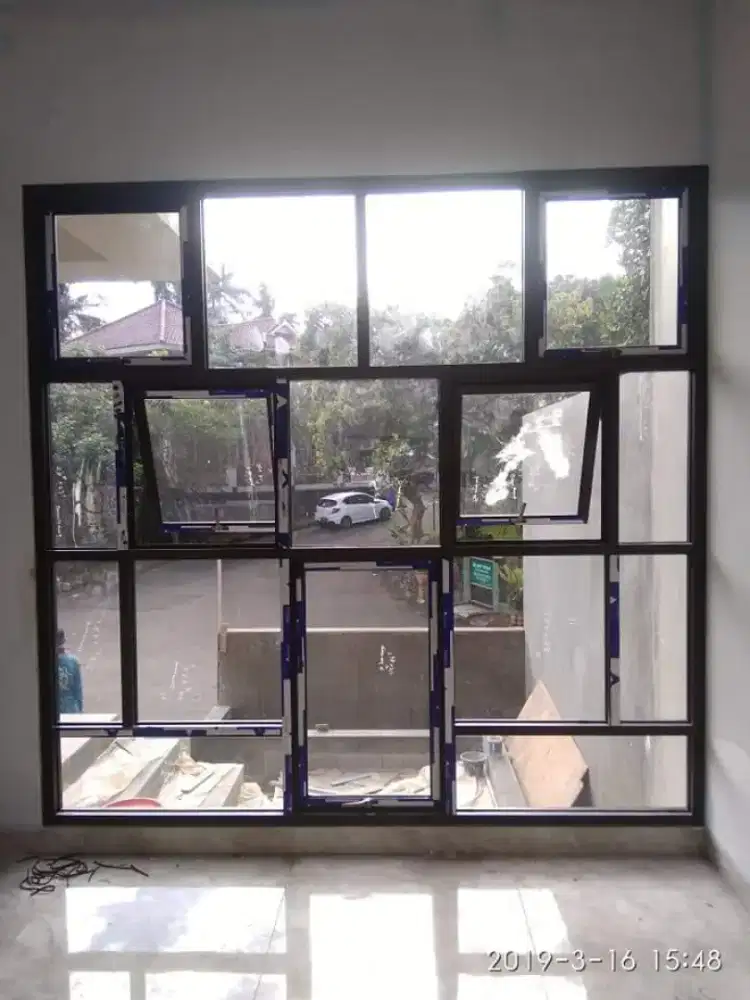 Partisi aluminium kaca