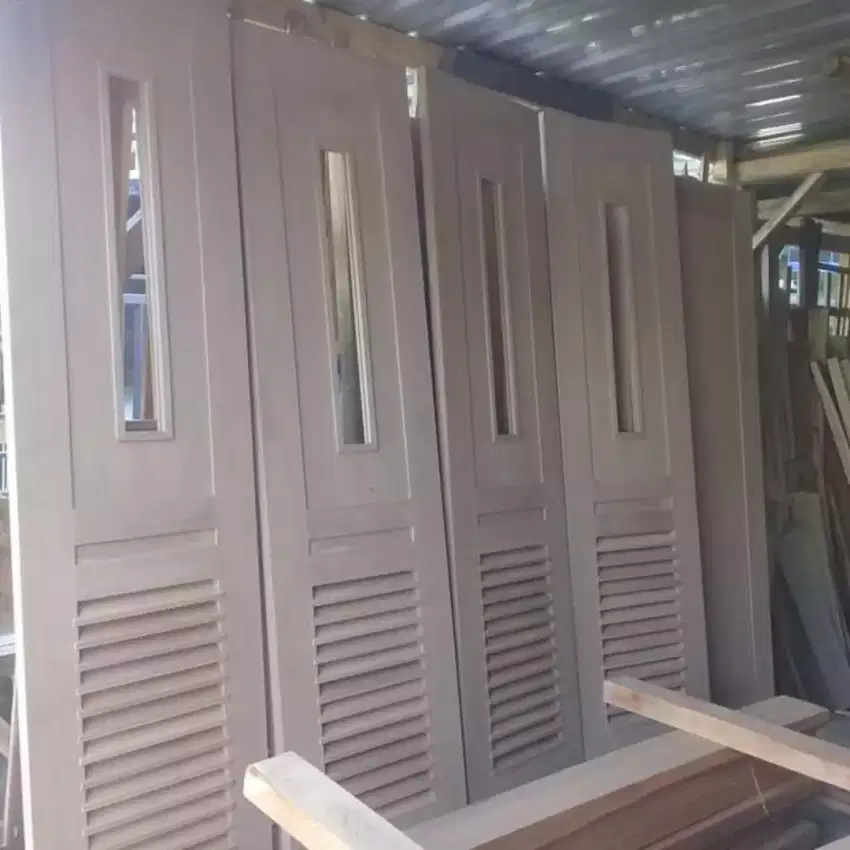 Pintu garasi bahan kayu solid