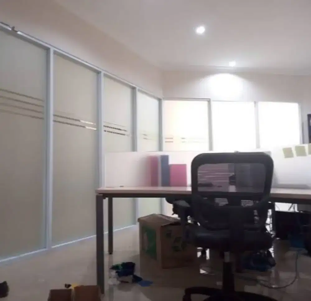 Gedung yang terkena cahaya matahari pasang stiker Sanblas dn Kaca Film