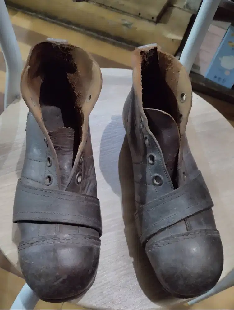 WTS Sepatu Bola Antik