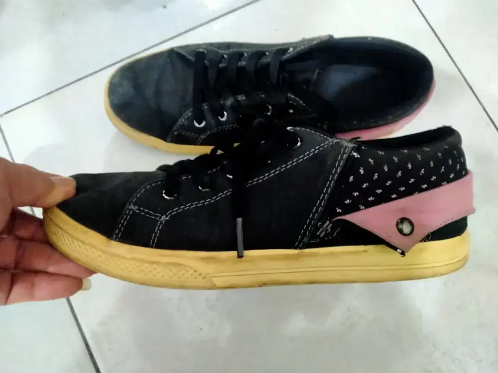 Sepatu Tomkins black