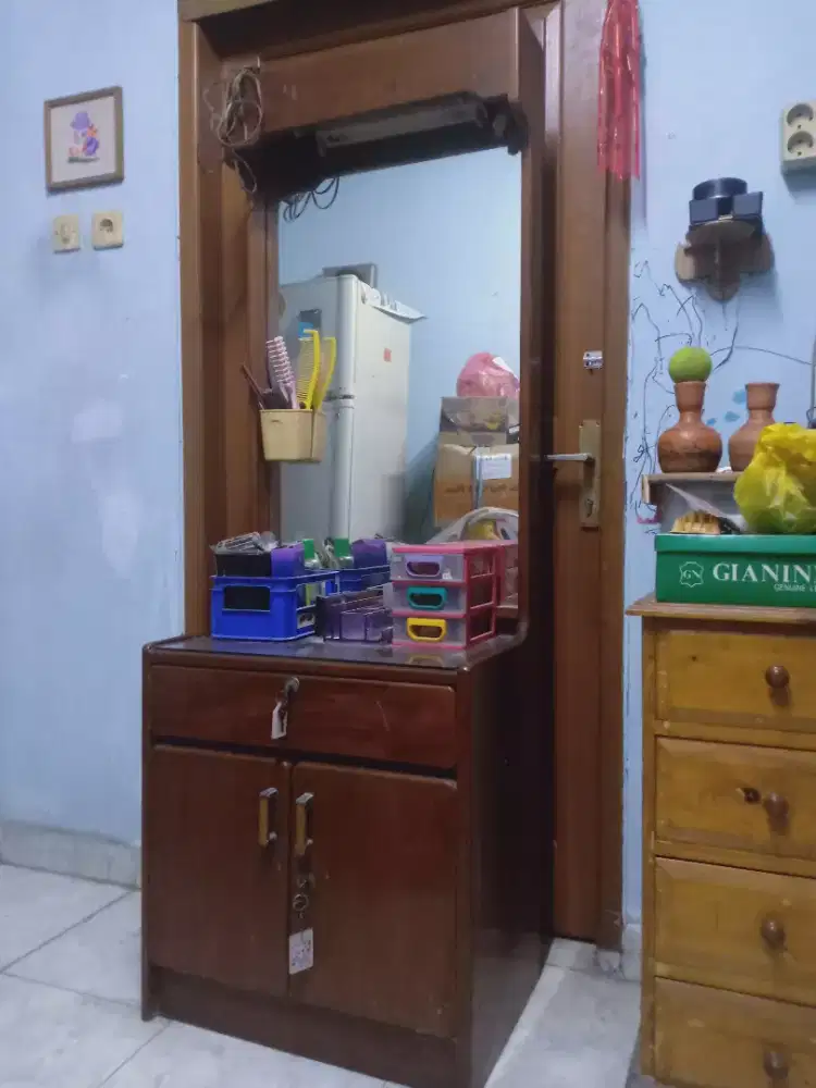 Meja Rias lengkap dg Laci & Kursinya. Mantap. No minus