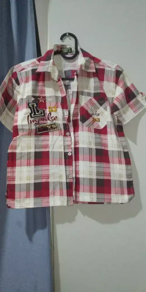 Kemeja kotak merah