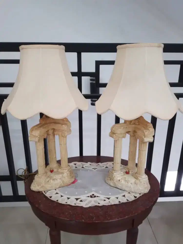 Lampu meja antik T.55cm x L.32cm hgr. 1psg.
