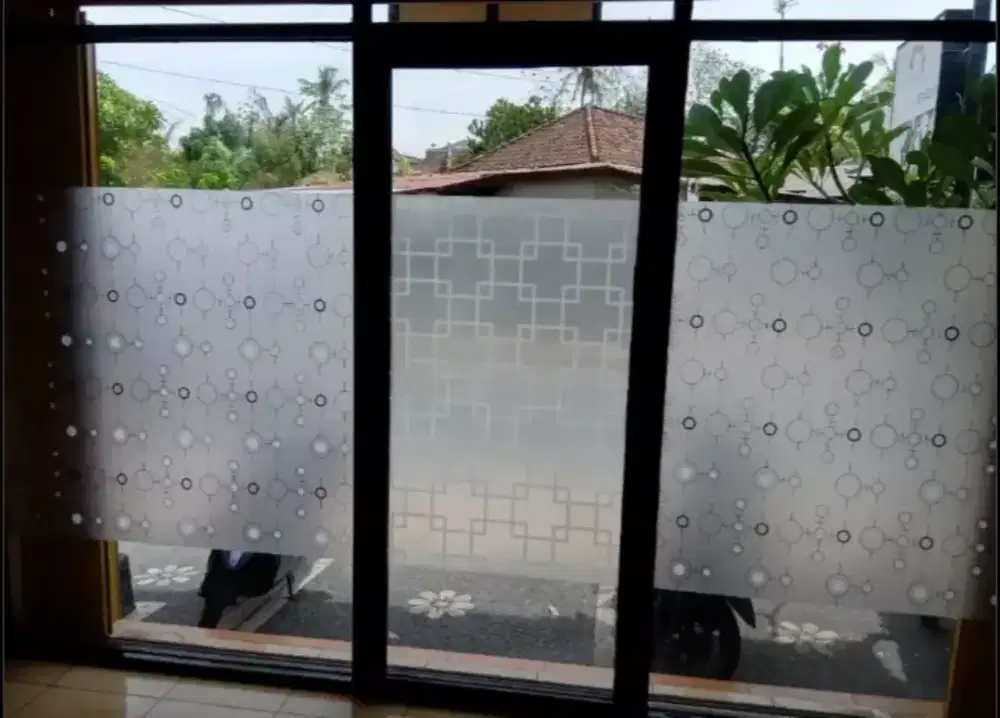 Pasangstiker sanblas&kaca film menambah kesan tersendiri untuk ruangan