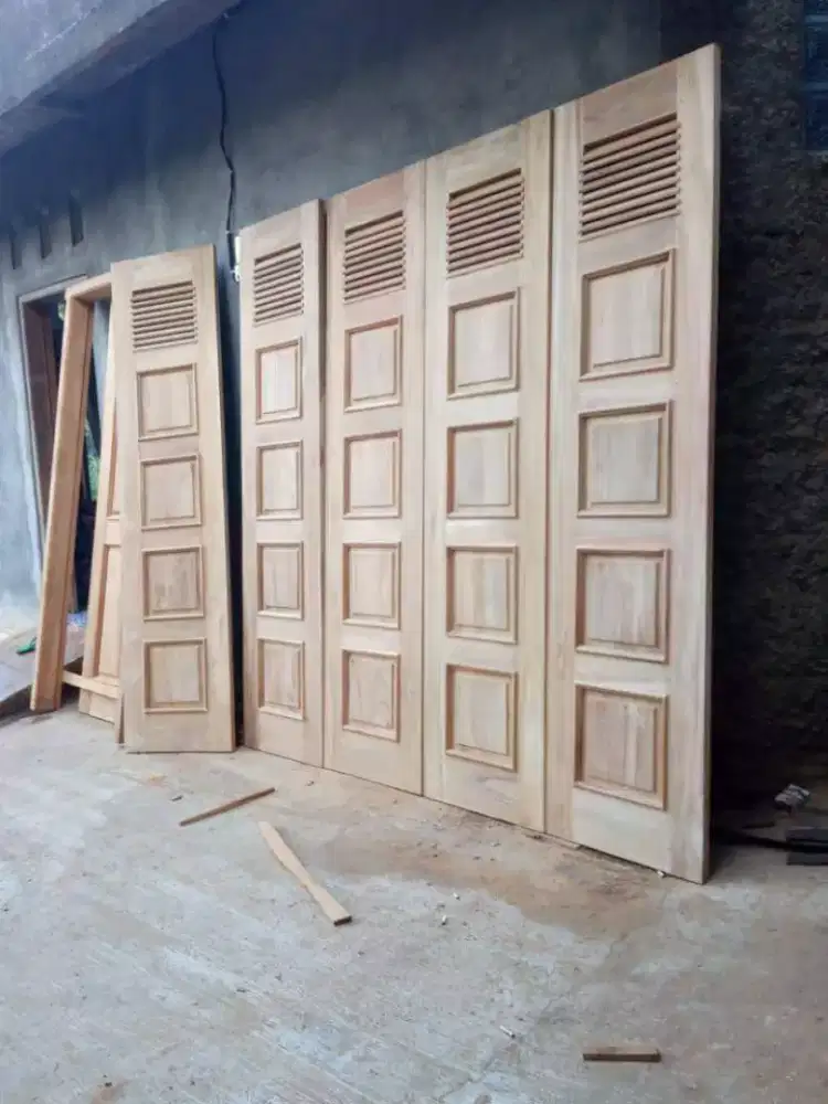 pintu garasi kayu baru