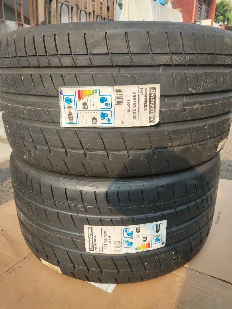 Ban 295/35/20 Bridgestone Potenza S007