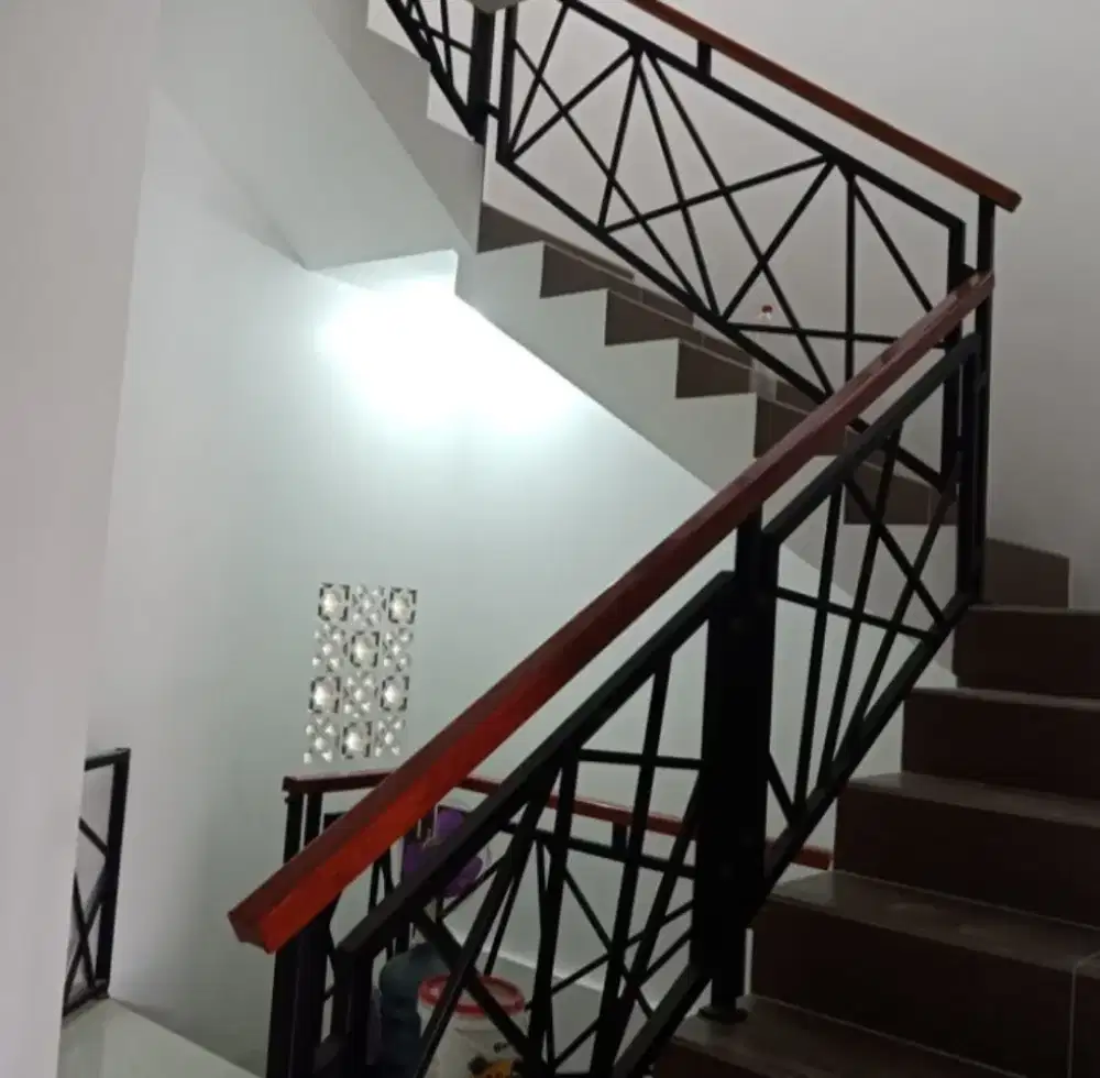 Relling tangga minimalis kombinasi kayu