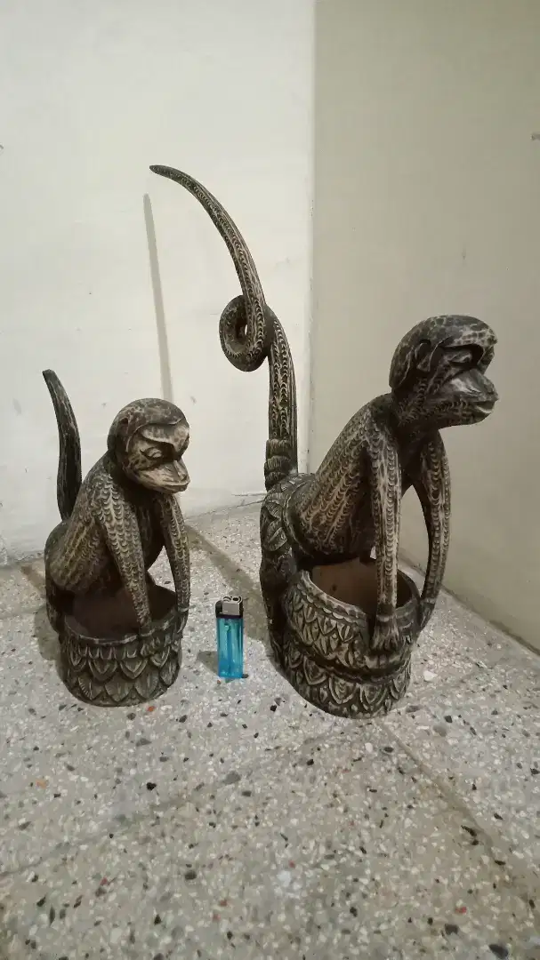 Sepasang patung kayu motif monyet