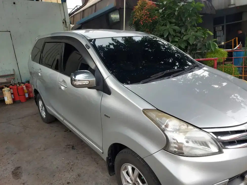 kaca film mobil hitam atau silver