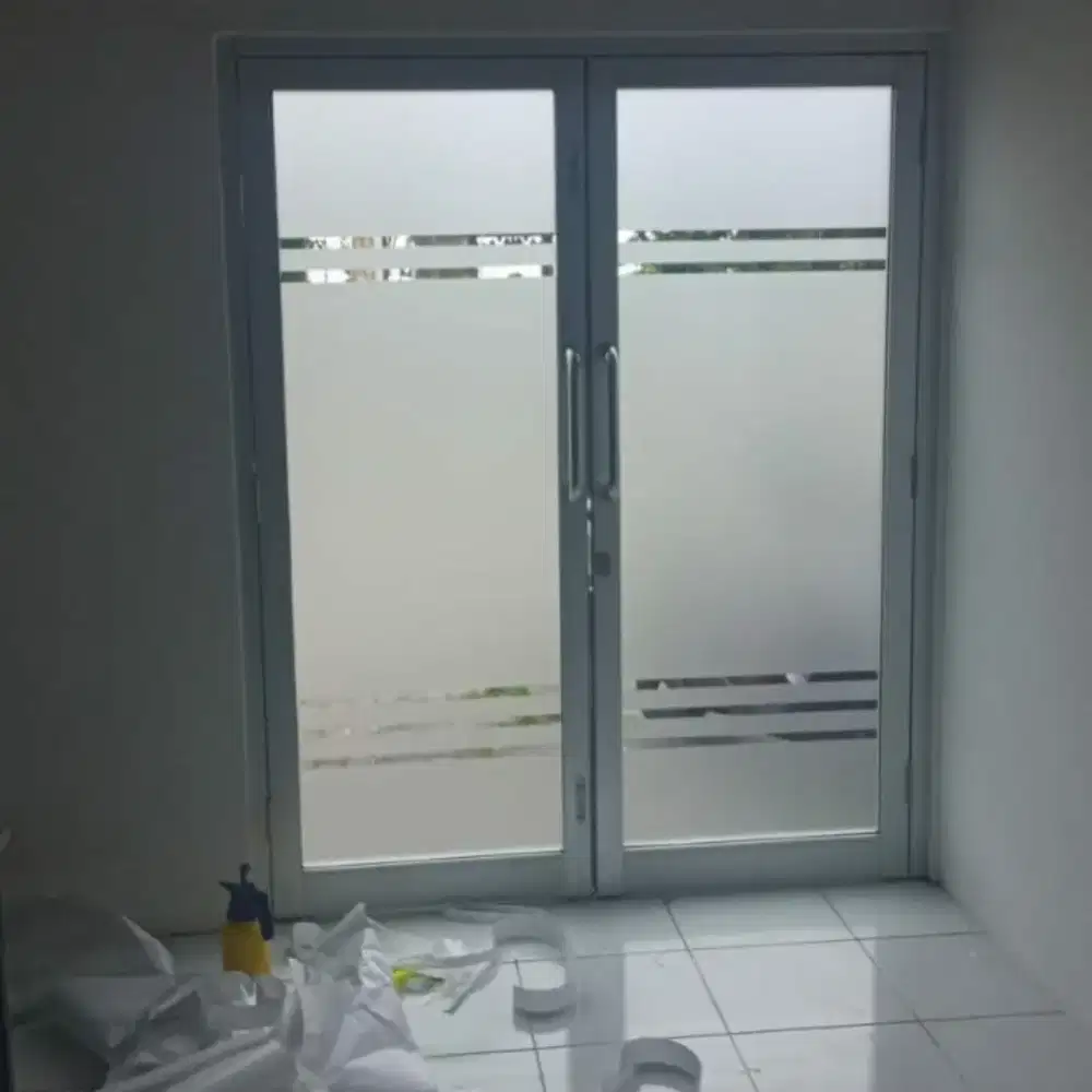 Kamar tidur aman pakai stiker sanblas dan kaca film