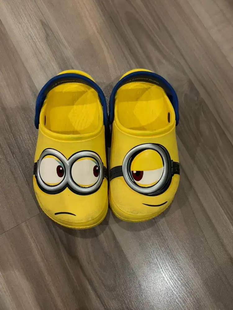 Sepatu crocs minnion glow in the dark